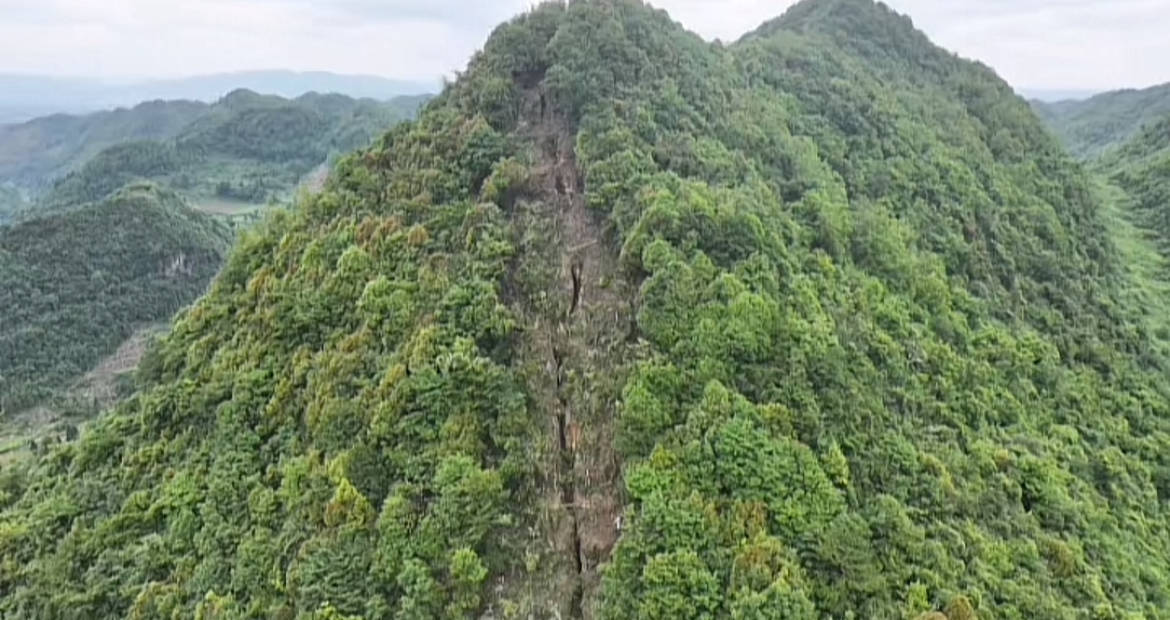 毕节一地疑山体开裂现出巨大裂痕，村民称在家听到山上响动，当地：正在协调第三方勘探