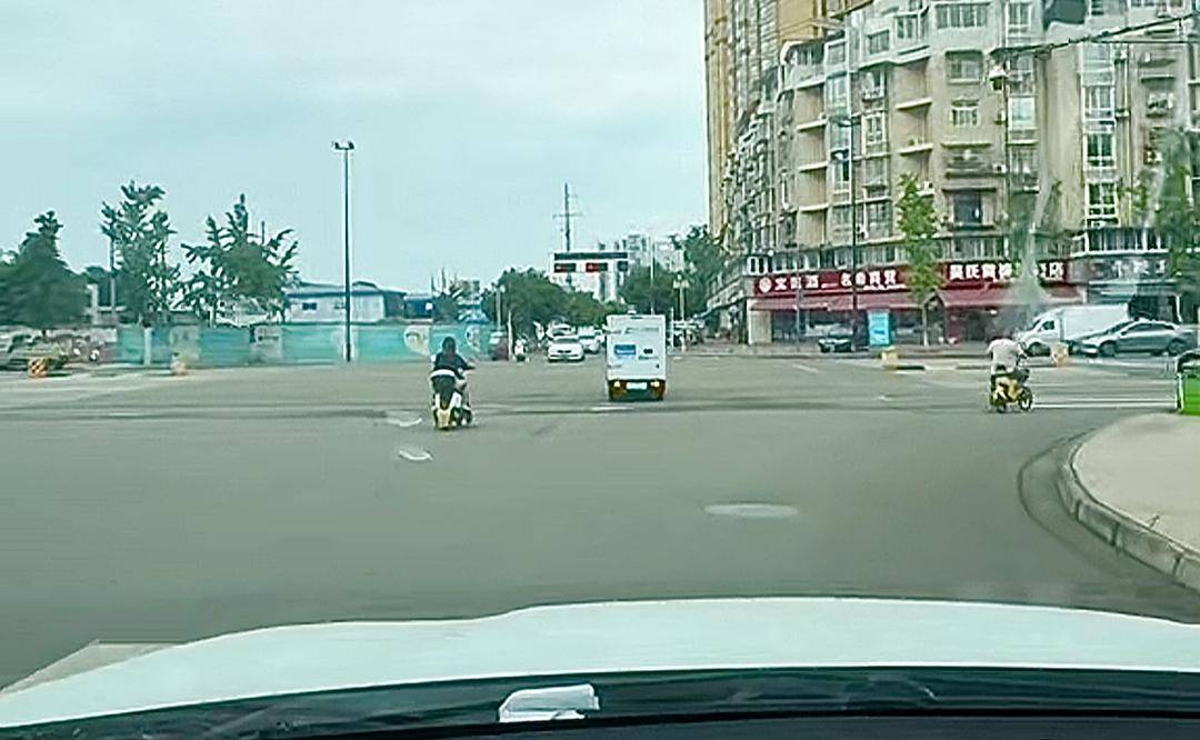 无人配送车闯红灯引争议！四川资阳交警：尚无处罚先例，将协商处理