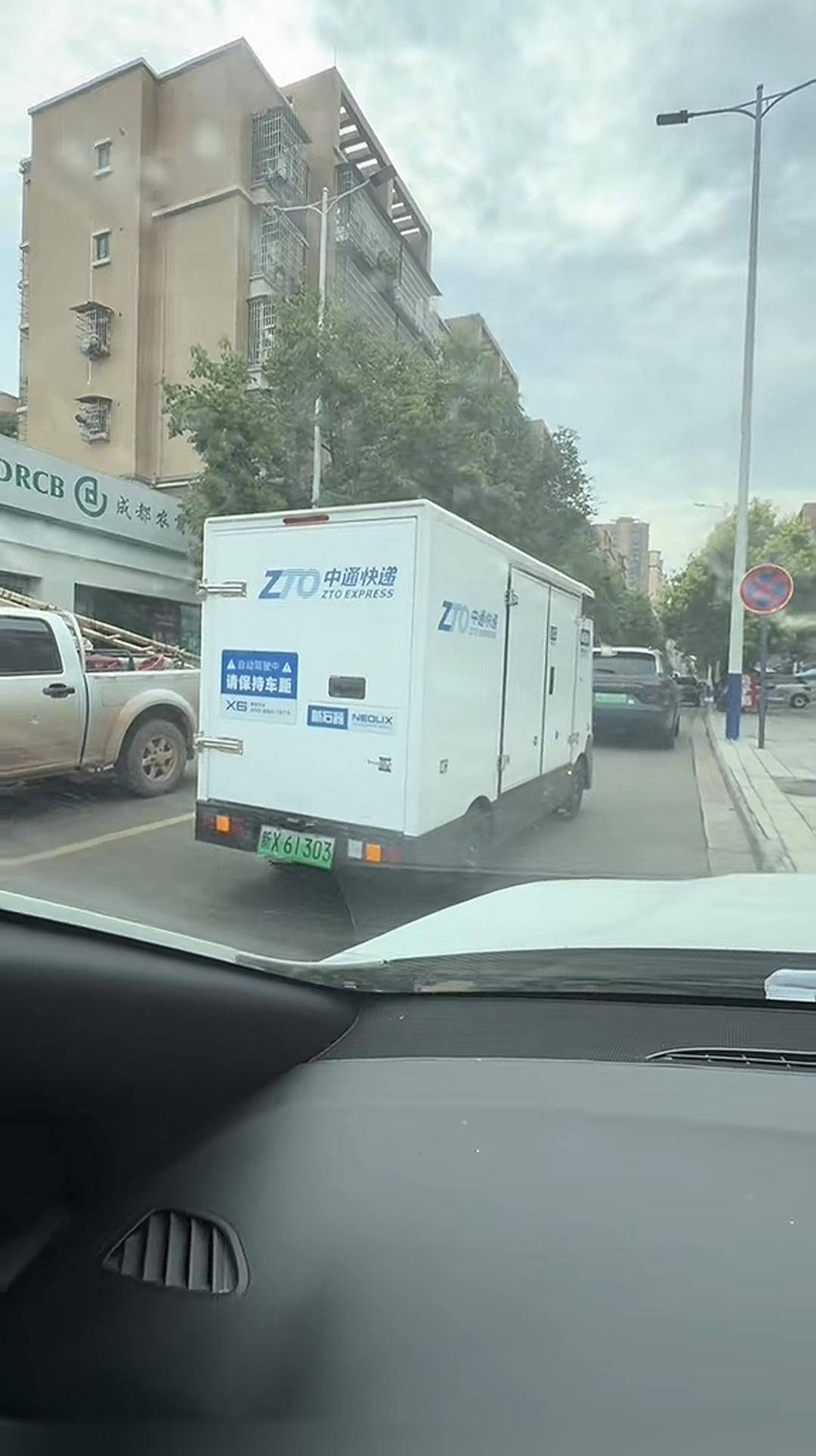无人配送车闯红灯引争议！四川资阳交警：尚无处罚先例，将协商处理